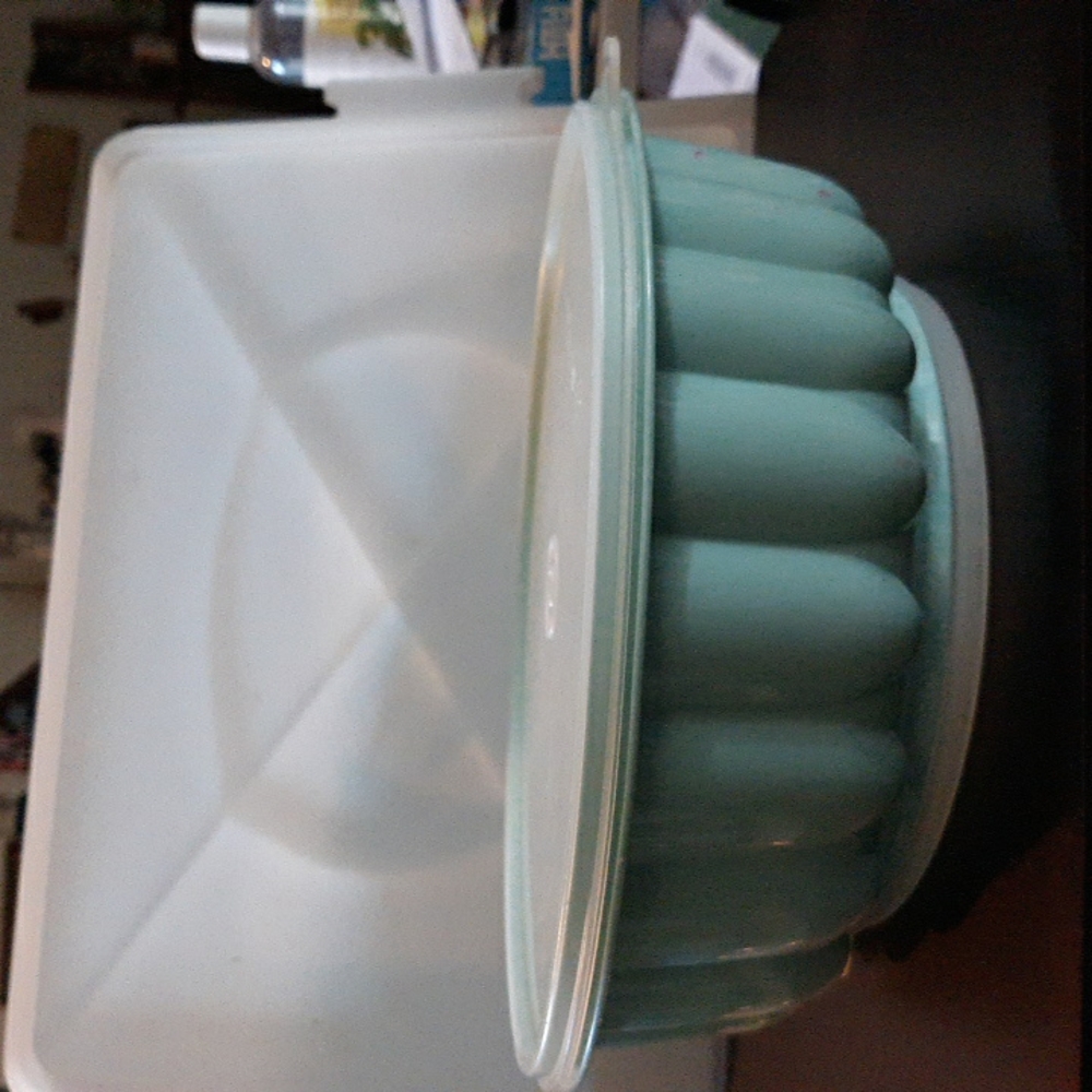 Tupperware Jello mold, lime green
